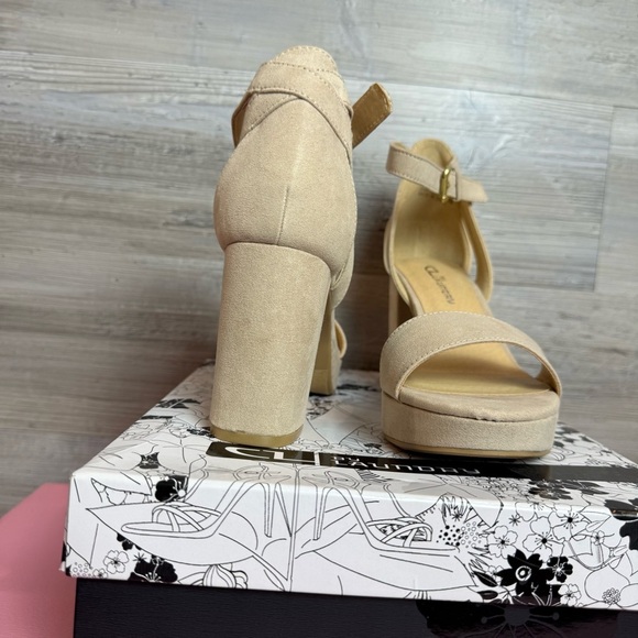 Laundry By Shelli Segal Cream Block Heel Sandals - Picture 4 of 5